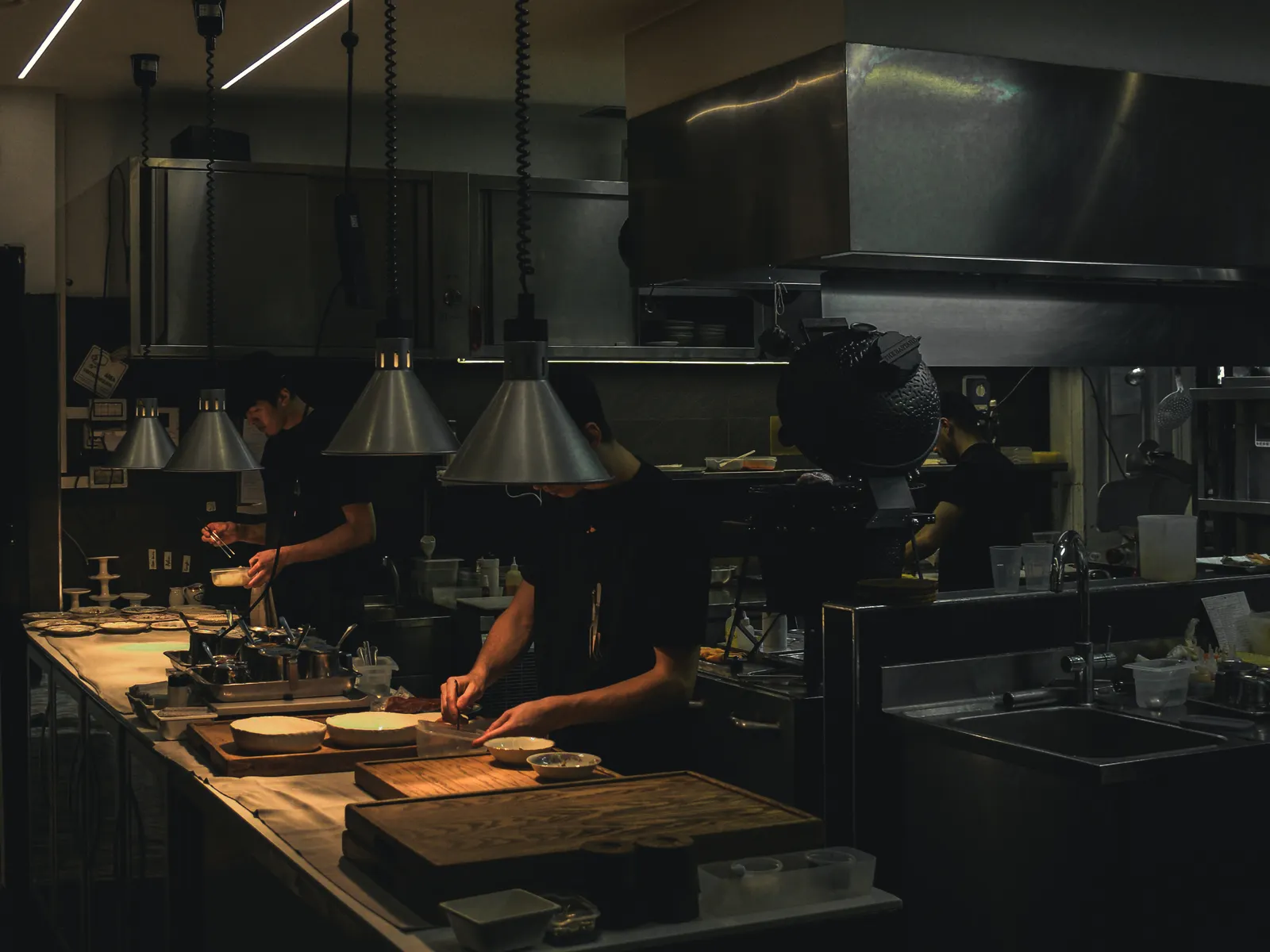 Cocina profesional de un restaurante en plena producción — negocio operando con el sistema modular de Fudo